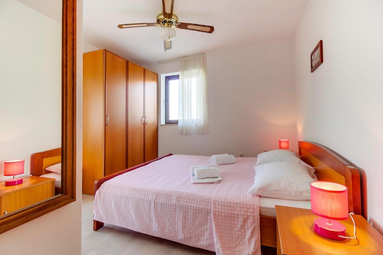 Apartments With A Parking Space Mali Losinj Exterior photo