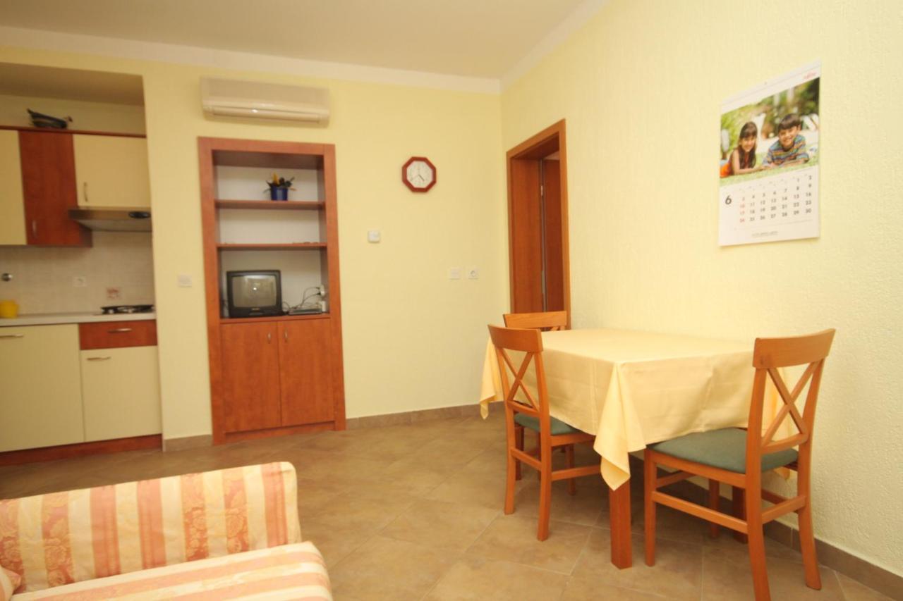 Apartments With A Parking Space Mali Losinj Exterior photo